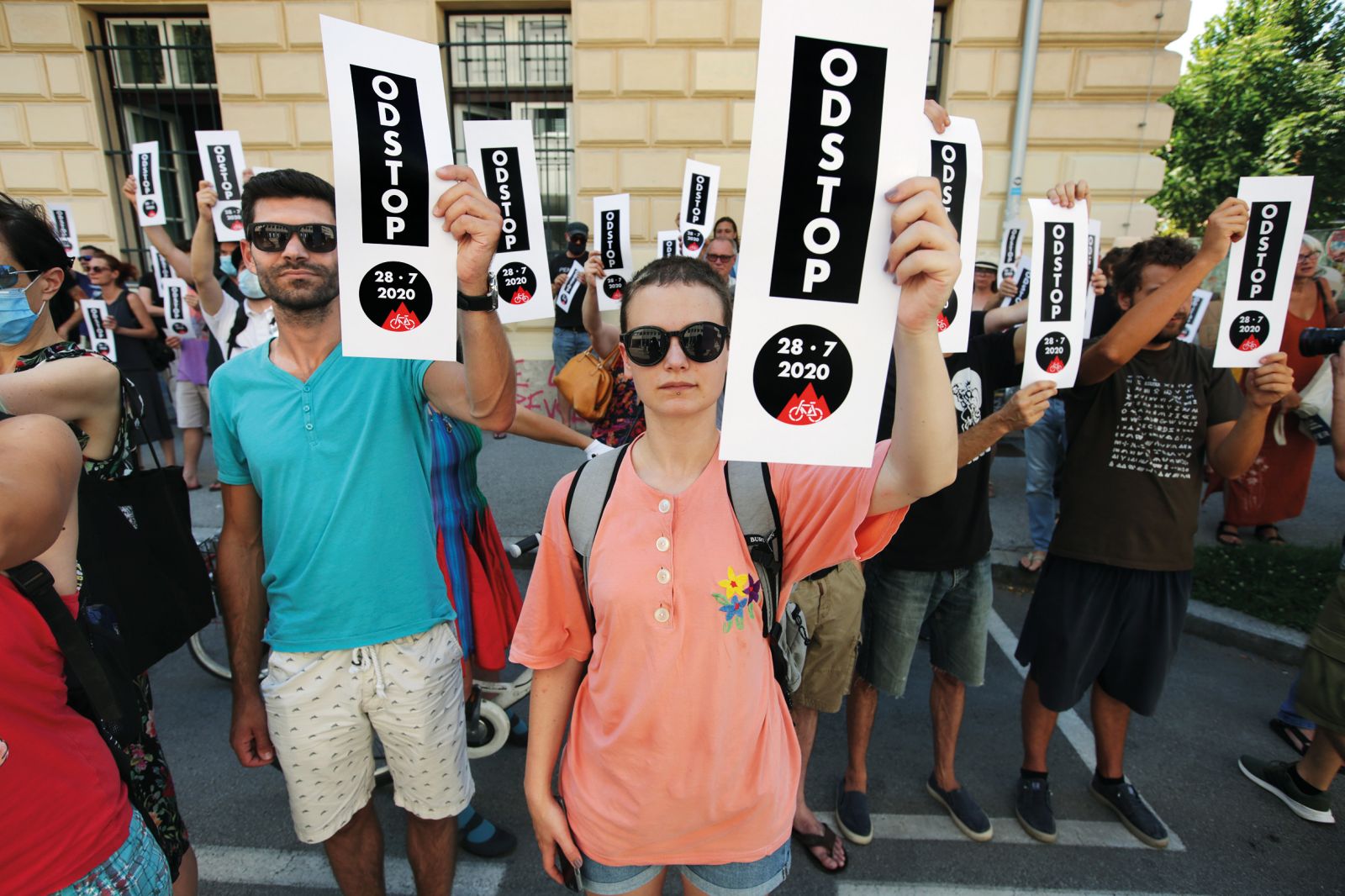Kulturniki niso le prvoborci petkovih protestov, Aktiv delavk in delavcev v kulturi je več akcij pripravil tudi pred ministrstvom za kulturo. V šesti, ki je bila 28. julija, so pročelje ministrstva polepili s klicaji in ponovno zahtevali ministrov odstop.