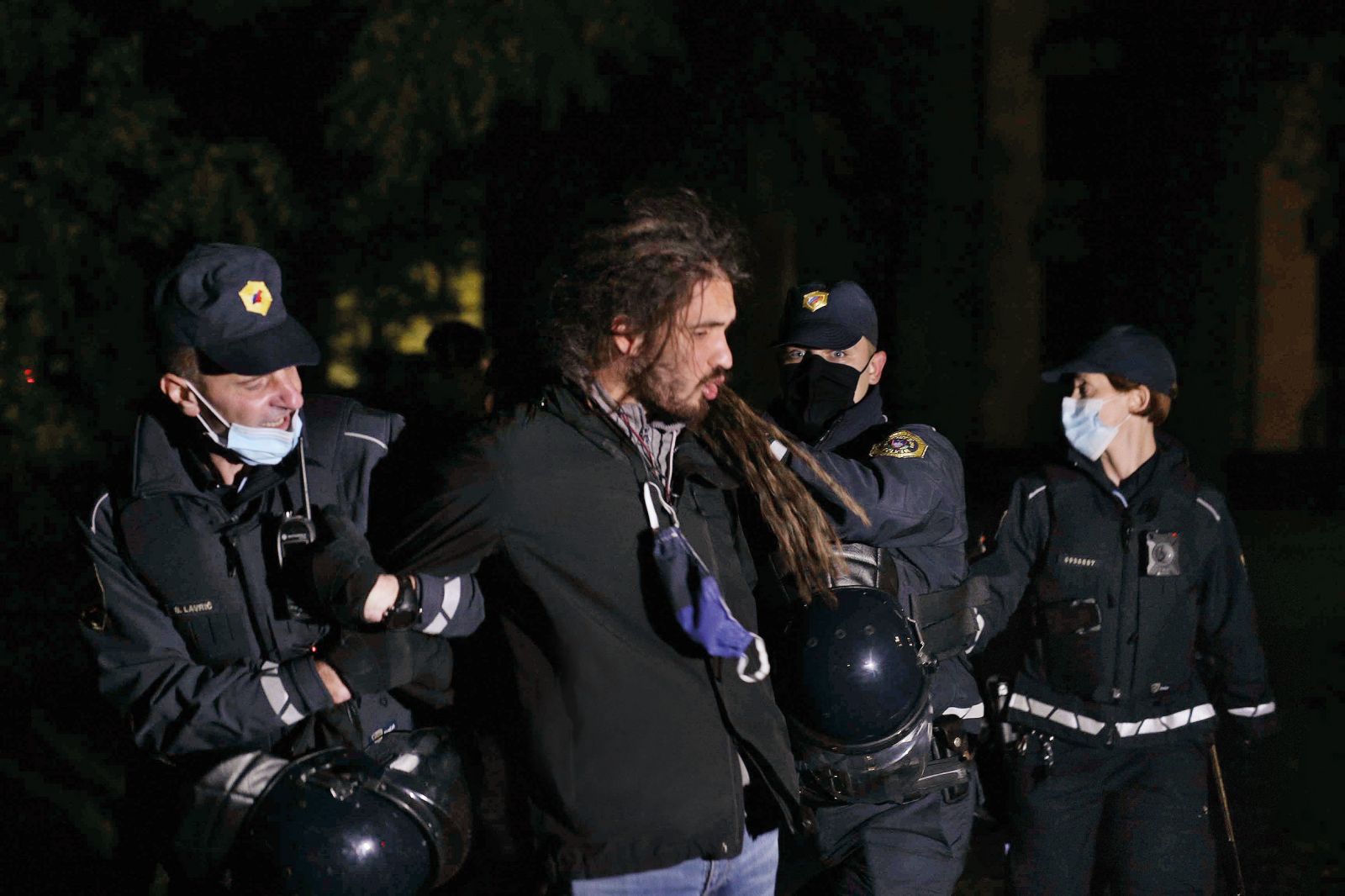 Policisti vklenjenemu posamezniku niso omogočili, da si natakne zaščitno masko. 