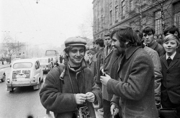 Tone Stojko, fotografiran na istih demonstracijah, kot so na zgornji fotografiji. Zraven njega stoji njegov fotografski kolega Janez Pukšič. 