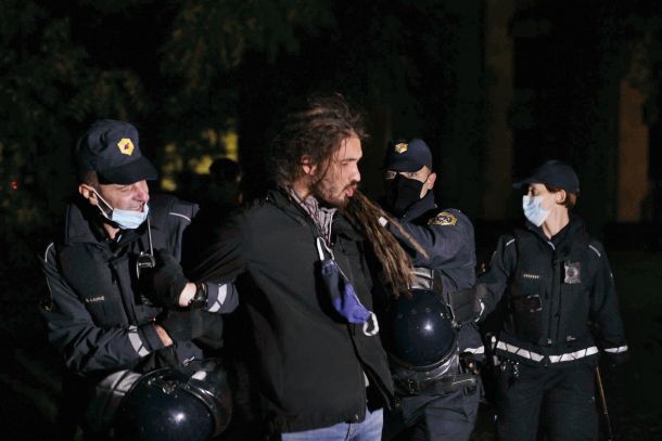Policisti vklenjenemu posamezniku niso omogočili, da si natakne zaščitno masko. 