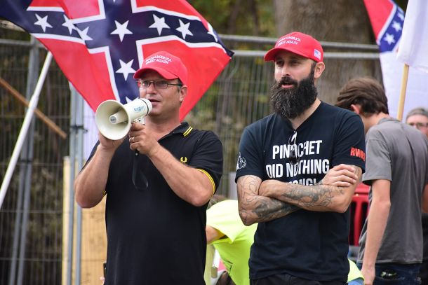 Shod skupine Proud Boys, na kateri eden od članov nosi polo majico znamke Fred Perry