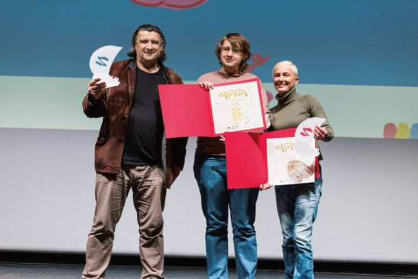 Nagrajenci: Zoran in Ivan Smiljanić (avtorja stripa Črni plamen) ter Polonca Štritof, predstavnica založbe VigeVage 