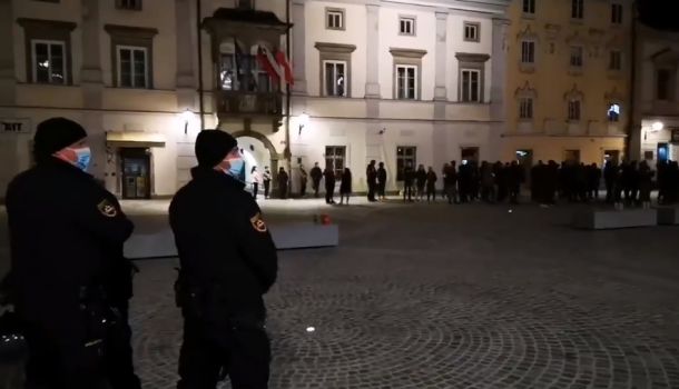 Protestniki in policisti v središču Maribora