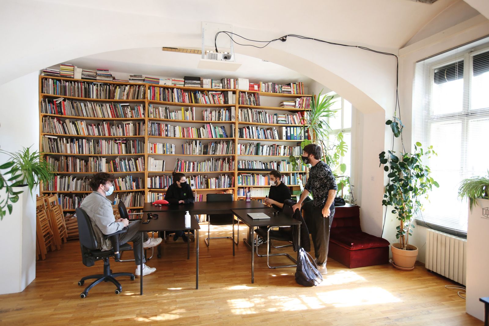 Prostori zavoda za sodobno umetnost SCCA, ki s svojo servisno platformo umetnike, kuratorje, teoretike in kritike opremlja z znanji, orodji in spretnostmi za delovanje v svetu umetnosti. 