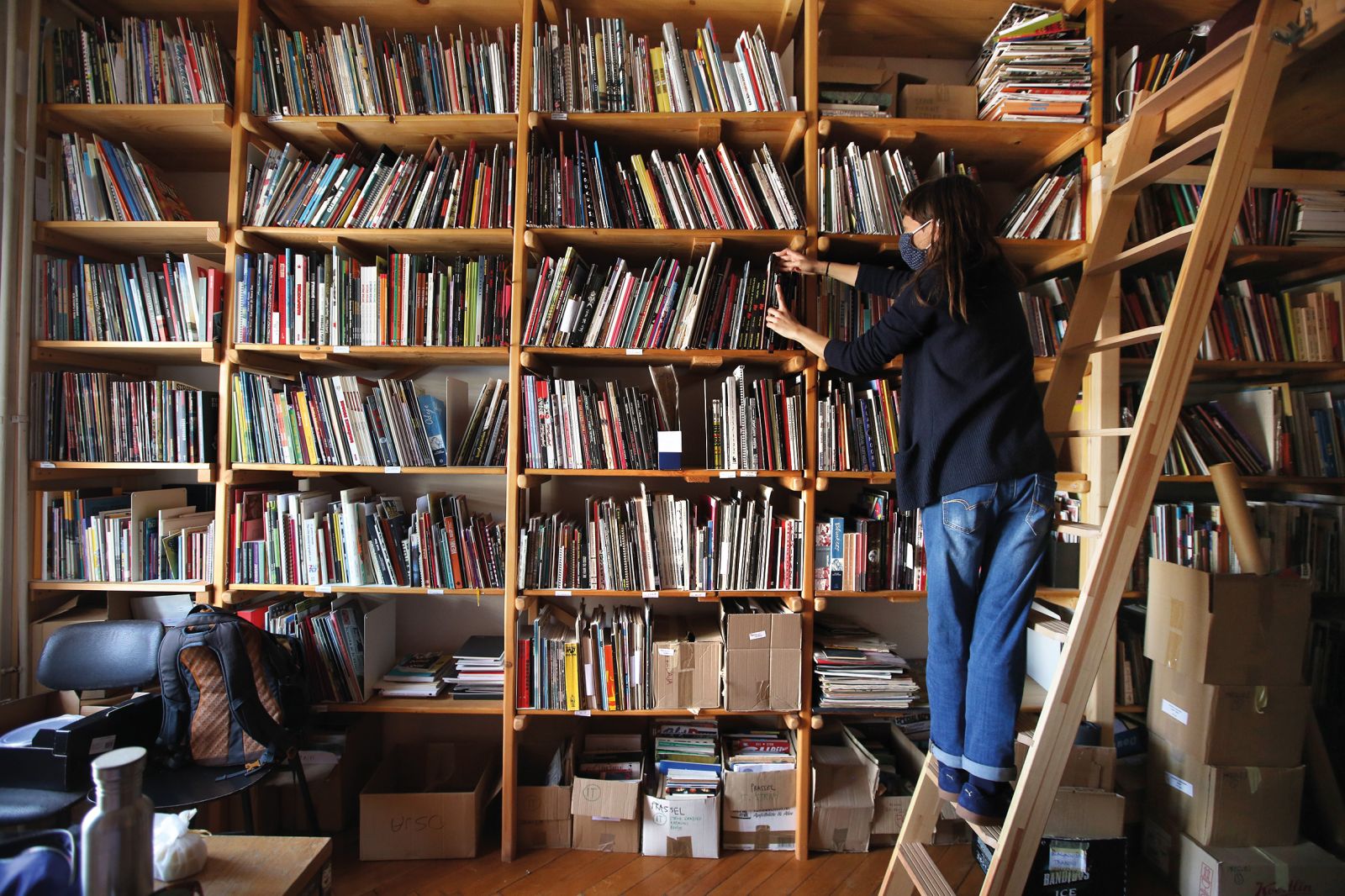 Znamenita stripovska knjižnica v prostorih Strip Cora, izdajatelja naše edine stripovske revije Stripburger in stripovskih albumov, vzgaja pa tudi nove generacije striparjev in pripravlja odličen festival Svetlobna gverila.