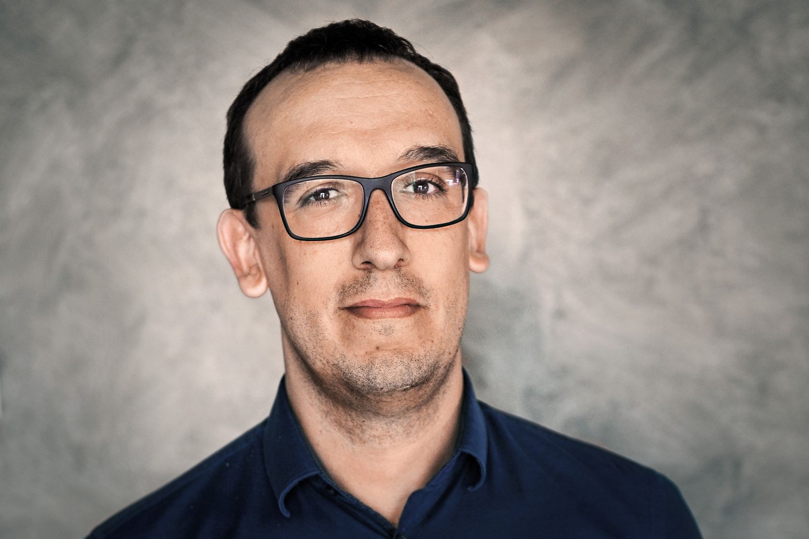 Ivan Gale, pravnik iz zavoda za blagovne rezerve. Je krivdno odpuščen, zato ker je razkril korupcijo, v katero je vpleten vrh sedanje koalicije.