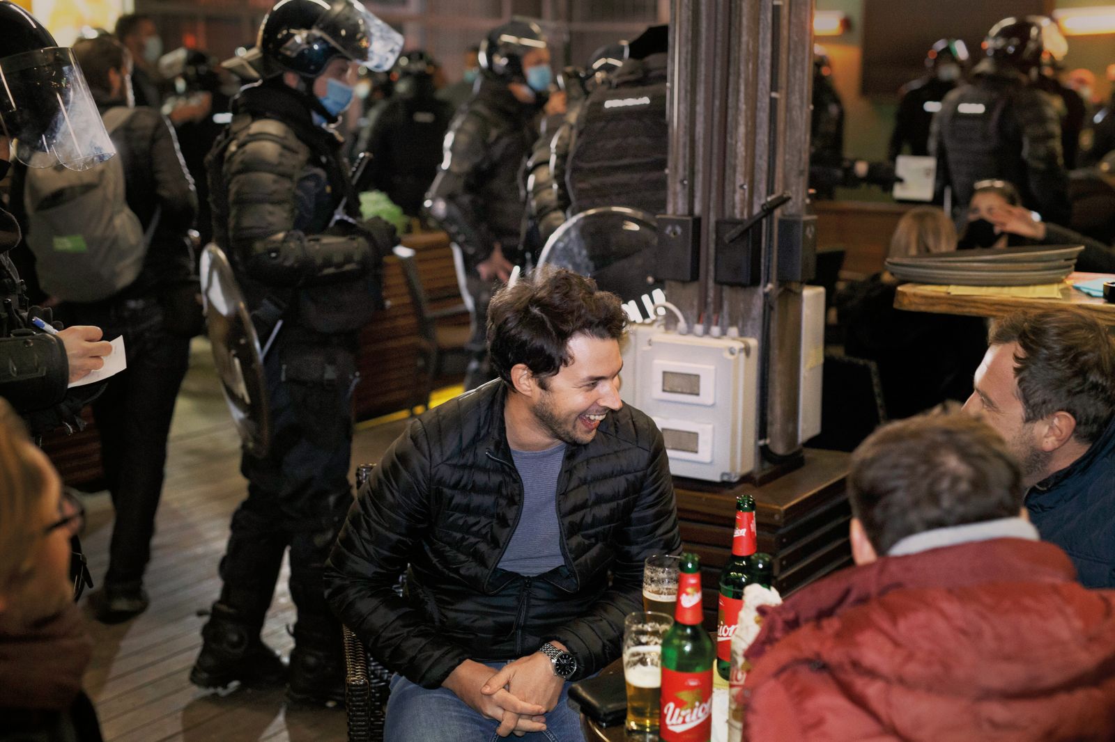 Prizori iz policijske države: Policija je še pred zaprtjem lokalov in nekaj dni pred policijsko uro že iskala sumljive osebe po zunanjih terasah lokalov v Ljubljani, v petek, 16. oktobra 2020