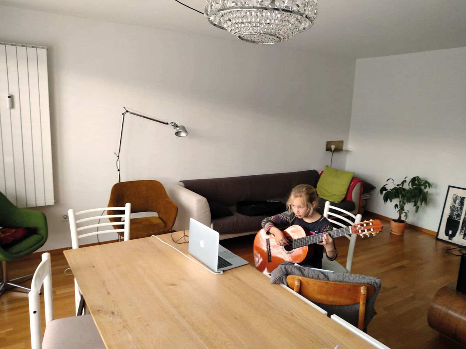 Nekateri otroci se morajo učiti inštrument s pomočjo video konferenc, drugi lahko obiskujejo šole in učitelje