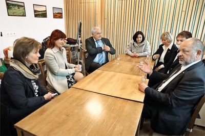 Alojz Kovšca, predsednik državnega sveta, na obisku na Madžarskem med porabskimi Slovenci. (Gospa na levi z razgaljenim kolenom je Metka Lajnšček, generalna konzulka Slovenije v porabskem Monoštru, nekoč novinarka RTV SLO in velika podpornica Janeza Janše.)