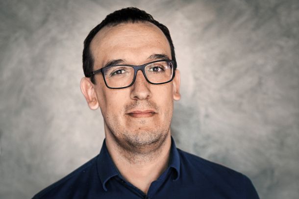 Ivan Gale, pravnik iz zavoda za blagovne rezerve. Je krivdno odpuščen, zato ker je razkril korupcijo, v katero je vpleten vrh sedanje koalicije.