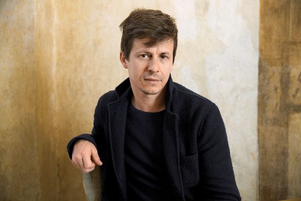 Matevž Čelik, direktor Muzeja za oblikovanje in arhitekturo, prejemnik številnih nagrad. Oditi je moral, ne da bi se z njim sploh kdo pogovoril.
