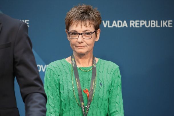 Nina Pirnat, odstavljena direktorica NIJZ. Oditi je morala zato, ker je bila kot strokovnjakinja v ospredju boja proti epidemiji. Po njej se je v prvi plan postavil Janez Janša.