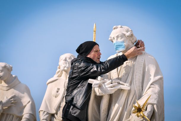 Rene Volker, instalacija mask na kužno znamenje na Glavnem trgu, MB 