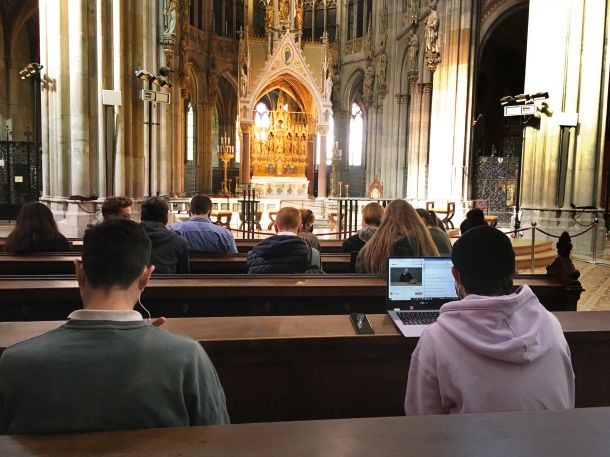 Univerza na Dunaju je za izvedbo predavanj najela neogotsko cerkev Votivkirche, v njej so uredili wi-fi, ogrevanje, stranišča …