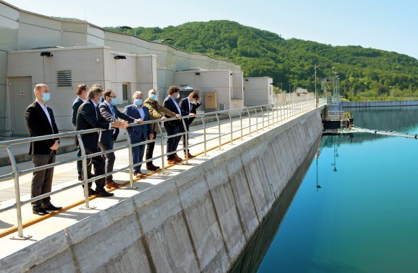 Andrej Vizjak, minister za okolje in Jernej Vrtovec, minister za infrastrukturo med ogledom hidroelektrarn na spodnji Savi. Tam nastaja tudi sporna hidroelektrarna Mokrice. 