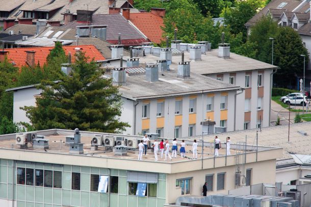 Zdravstveni delavci na strehi Zdravstvenega doma Kranj ob zmagoslavnem preletu letal  