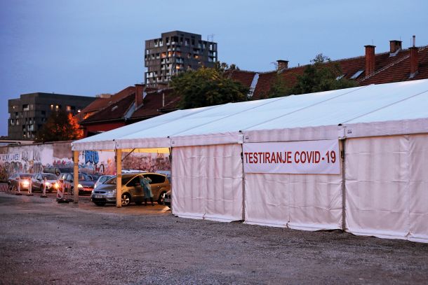 Glavna točka za izvajanje testov v Ljubljani je še vedno na makadamskem parkirišču.