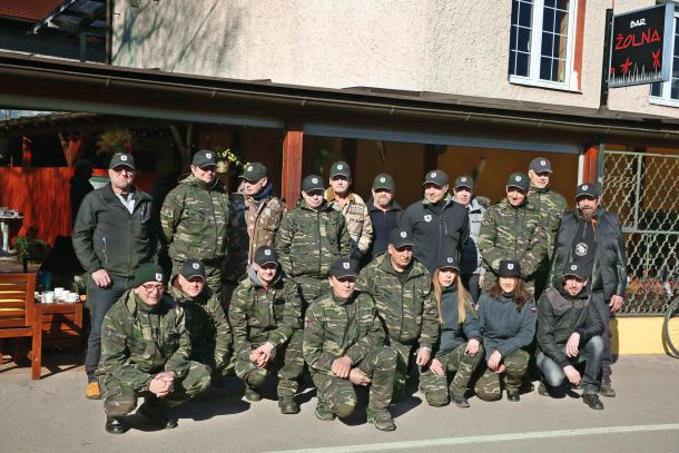 Predstavniki varde pred ljubljansko gostilno Žolna