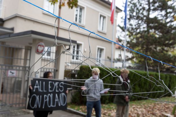 Mladi aktivisti pred poljskim veleposlaništvom v Ljubljani 