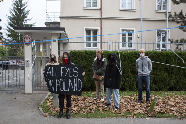 Mladi aktivisti pred poljskim veleposlaništvom v Ljubljani 