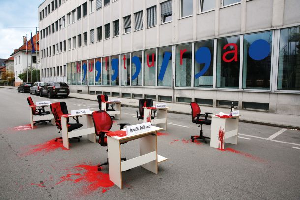 Umetniška inštalacija, ki se je v petek, 23. oktobra, nenadno pojavila pred ministrstvom za kulturo, simbolizira krvavečo kulturo, ki ji usodne rane zadajajo zaposleni na pristojnem ministrstvu.