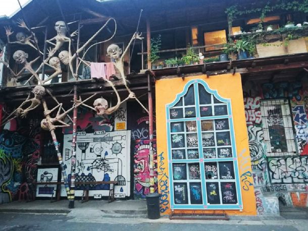 Fotografije odslikavajo življenje posameznika z margine, ki se ne more zateči nikamor razen v parke, ob Ljubljanico in na druge javne prostore, kot je Metelkova.