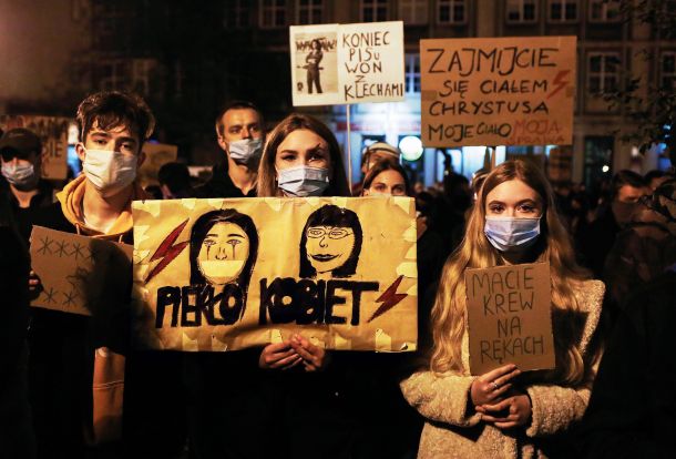 Ljudje v Gdansku protestirajo proti razsodbi poljskega ustavnega sodišča, ki uvaja skoraj popolno prepoved splava, 27. oktobra 2020.