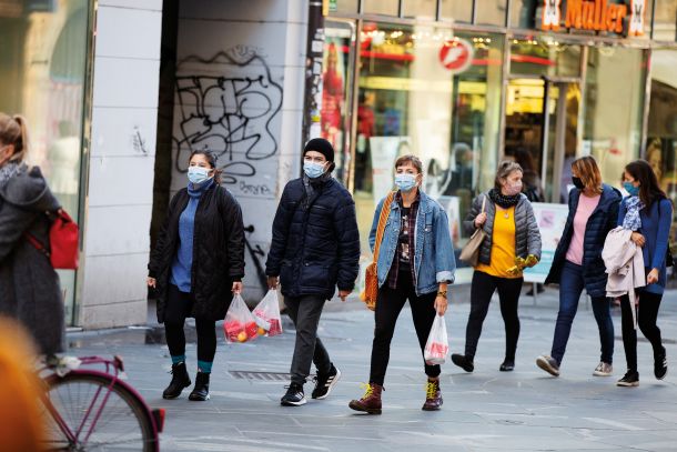 V Ljubljani ljudje disciplinirano nosijo zaščitne maske tudi na prostem.