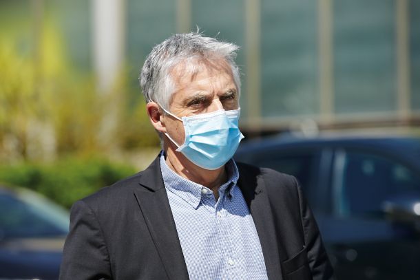 Minister za zdravje Tomaž Gantar je napovedal brezplačno cepljenje, a pozabil na cepivo 