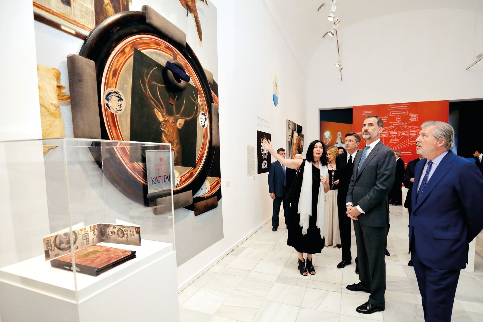Otvoritev razstave NSK od Kapitala do kapitala, ki se je v osrednjem španskem muzeju sodobne umetnosti Reina Sofia zgodila 27. junija 2017. Poleg avtorice razstave Zdenke Badovinac sta na sliki še slovenski predsednik Borut Pahor in španski kralj Felipe VI.