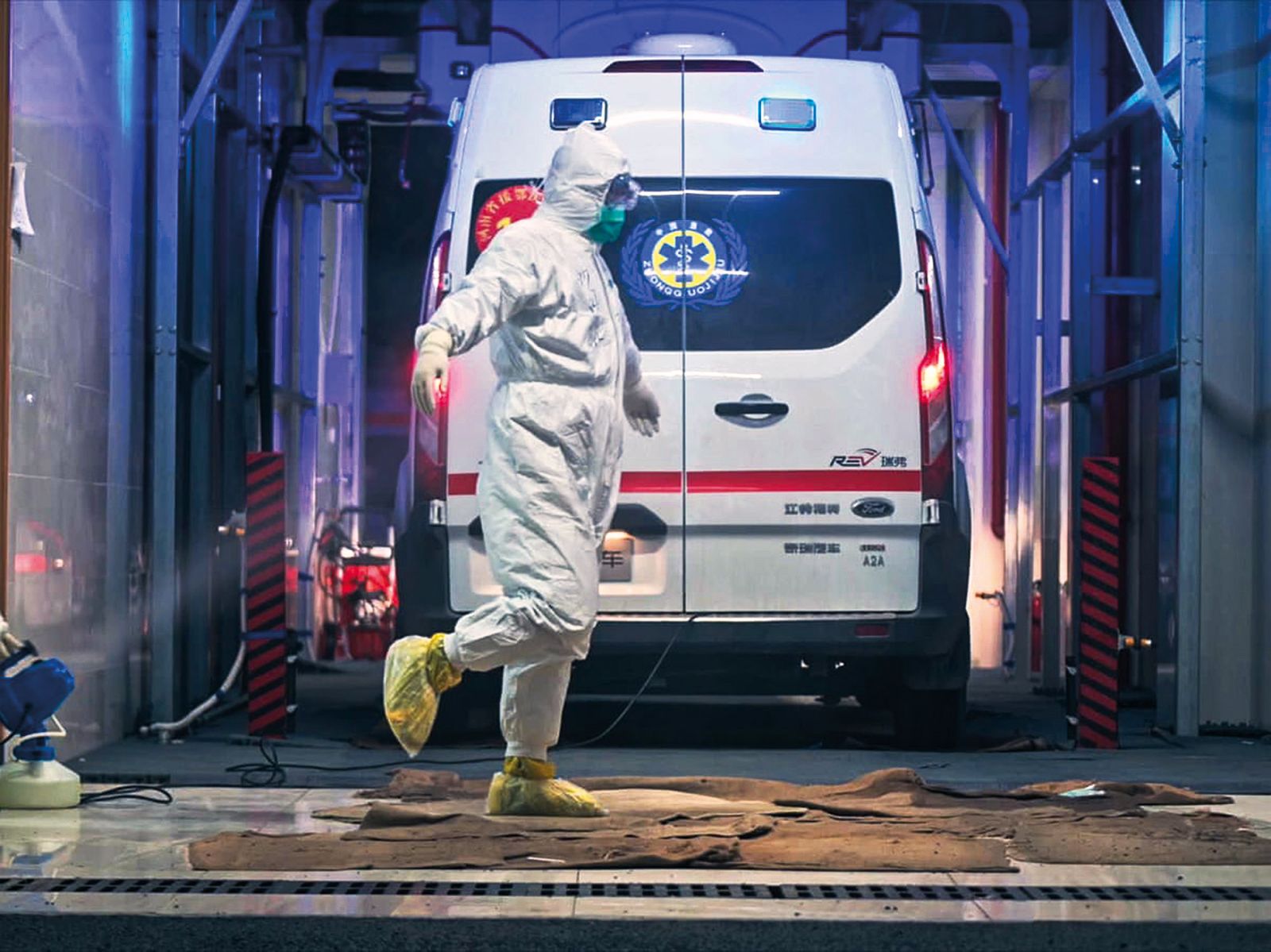 Koronacija, apokaliptični doku, ki ga je iz pritihotapljenih skrivnih posnetkov zrežiral veliki kitajski disident Ai Weiwei, nudi vpogled v to, kako so kitajske oblasti nepredušno zaprle Vuhan.