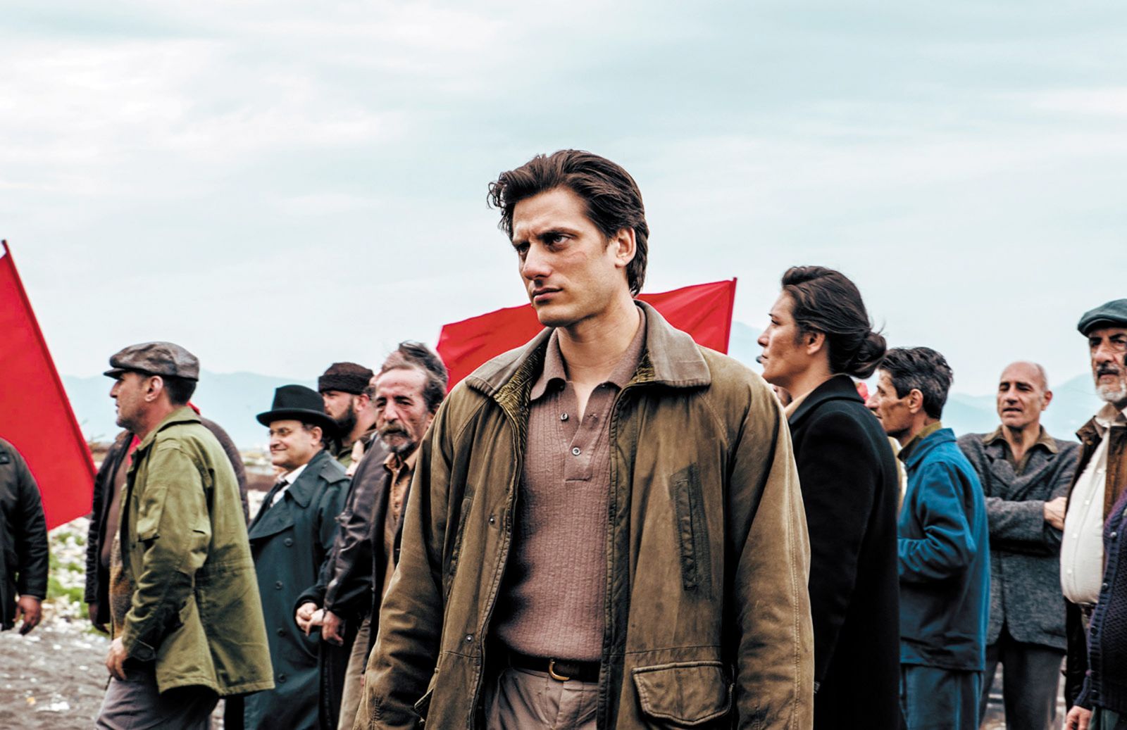 Martin Eden, lik iz »velikega teksta« pisatelja in socialista Jacka Londona, se v novi filmski verziji dogaja v Neaplju v nekem povsem nedoločnem času.