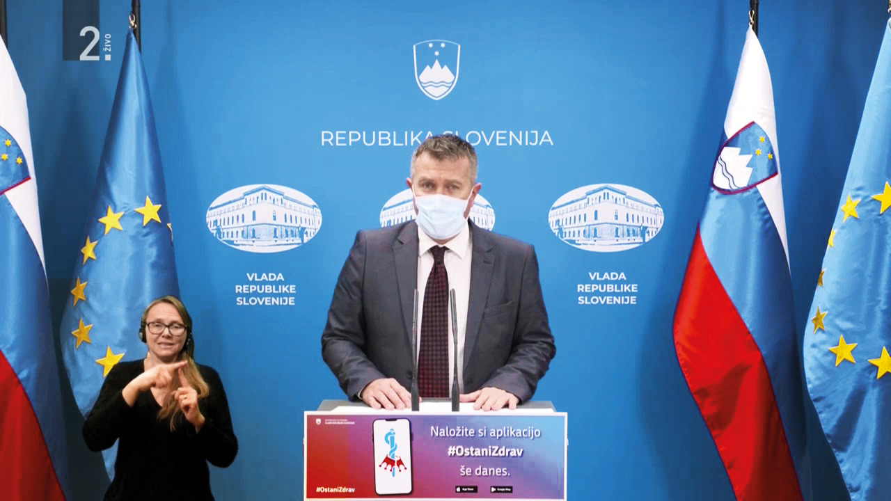Matej Tušak je nastopil na vladni tiskovni konferenci. Dva dni kasneje je prodal maske celjski bolnišnici.