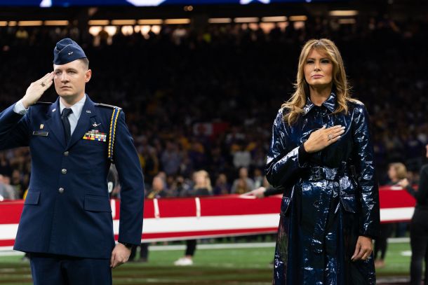 Melania Trump med poslušanjem ameriške himne