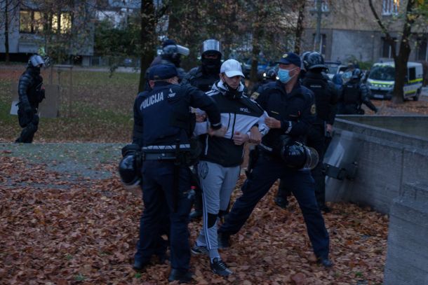 Policisti na četrtkovih protestih