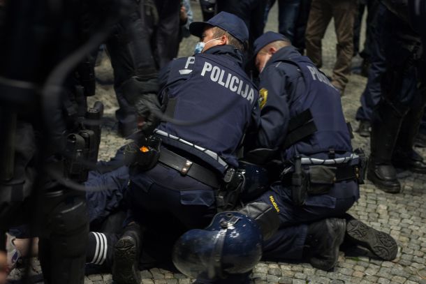 Policija na četrtkovih protestih