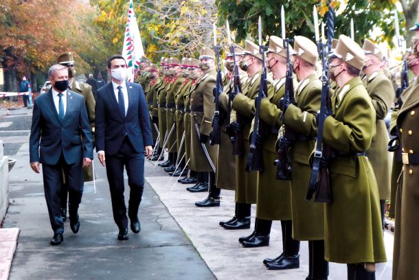 Minister za obrambo Matej Tonin s svojim madžarskim kolegom Tiborjem Benköjem pred dnevi v Budimpešti 