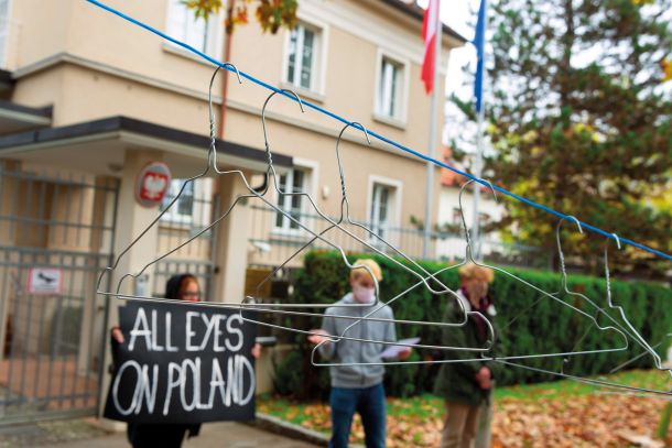 Žičnati obešalniki v podporo ženskam na Poljskem, Mladinska aktivistična organizacija, Ljubljana