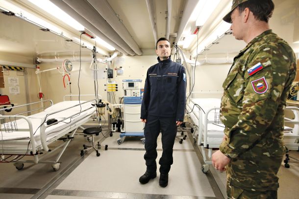 Vojska je materialno pripravljena. Dobila bo nove oklepnike, ima nove ventilatorje – vendar pa nima kadra. (Minister Tonin v prazni vojaški bolnišnici Role) 