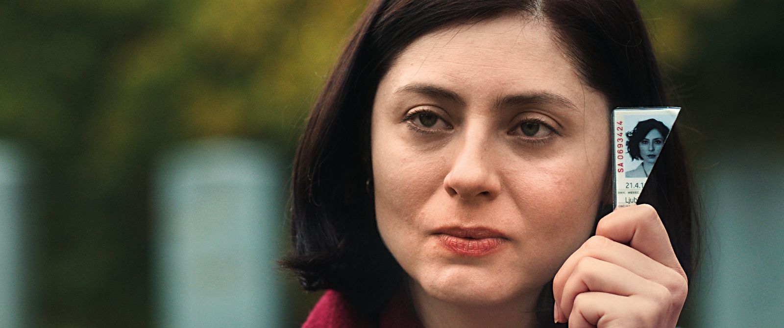 Judita Franković Brdar, glavna igralka v filmu Izbrisana s prerezano osebno izkaznico v roki