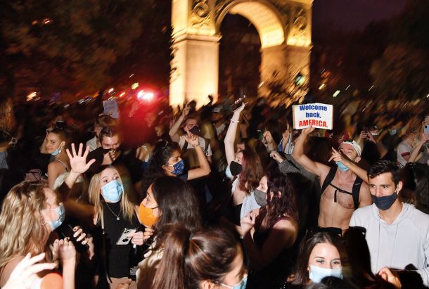 Ameriške ulice in trge so preplavile evforične, poskočne, razposajene, ekstatične množice – ljudje so kar skakali in blazneli, se veselili in smejali, plesali in peli. (na fotografiji slavje v New Yorku