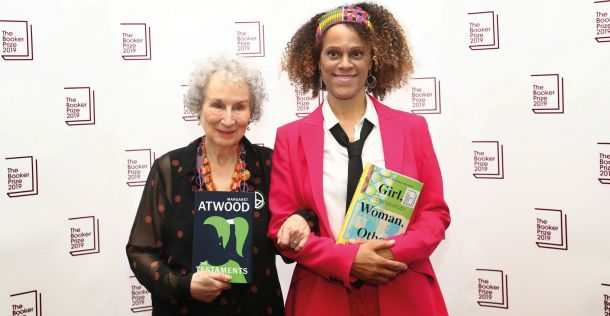 Pisateljici Margaret Atwood in Bernardine Evaristo sta aktualni prejemnici nagrade booker. Žirija se ni mogla poenotiti, katera je napisala najboljšo knjigo, zato je oktobra lani prestižno nagrado podelila obema, prvi za Testamente, drugi za Girl, Woman, Other.