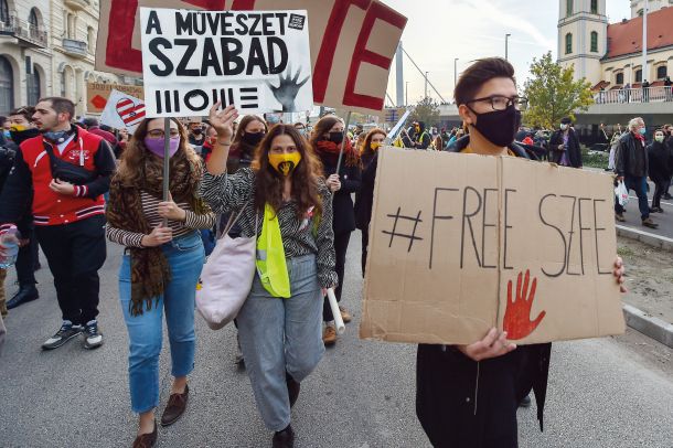 Svobodna umetnost: Protest proti podreditvi Univerze za gledališče in filmske umetnosti v Budimpešti. 