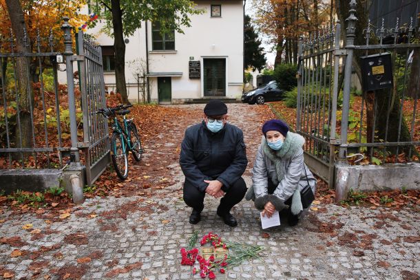 Polona Vetrih in Robert Waltl, polaganje spotikavcev v poklon žrtvam holokavsta, LJ 