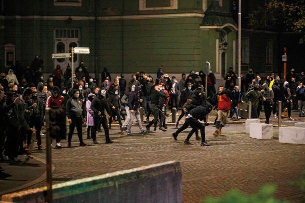 Množica, ki je bila v četrtek na protestih, se doslej ni udeleževala petkovih mirnih protestov na kolesih.