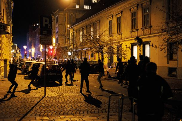 Protestniki so izruvali granitne kocke in jih zmetali na policiste