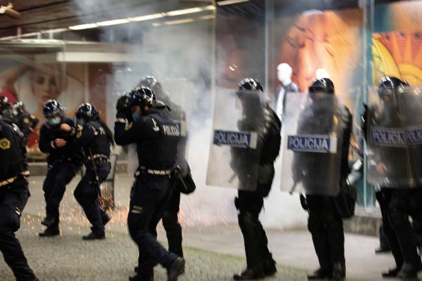 Tudi policistom ob uporabi navijaške pirotehnike ni bilo več lagodno. 
