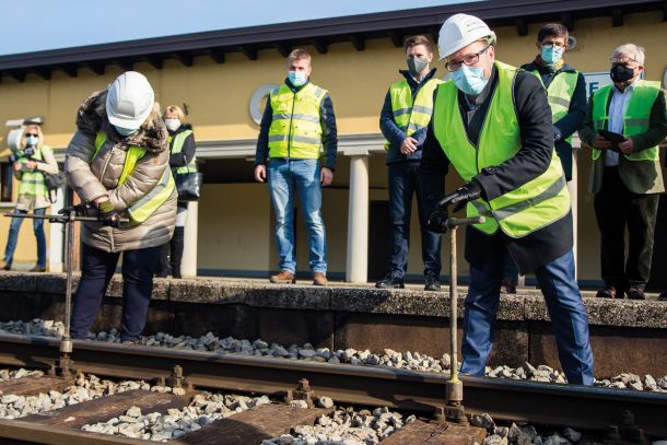 Minister Vrtovec pozira fotografom, začetek obnovitvenih del gorenjske železnice 