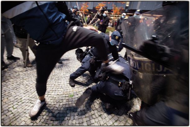 Napad na policista na četrtkovem nasilnem protestu. Predstavniki petkovih kolesarskih protestov so ljudi pozvali, naj se tega protesta ne udeležijo. Ljubljana, 5. november