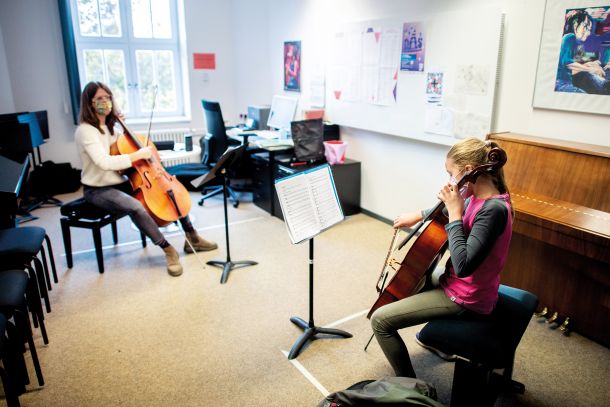 V Nemčiji pouk v glasbenih šolah poteka v živo, pri nas pa na daljavo. (Na fotografiji glasbena šola v Hannovru) 